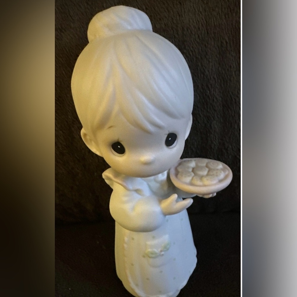 Charming Figurine with Pie PRECIOUS MOMENTS